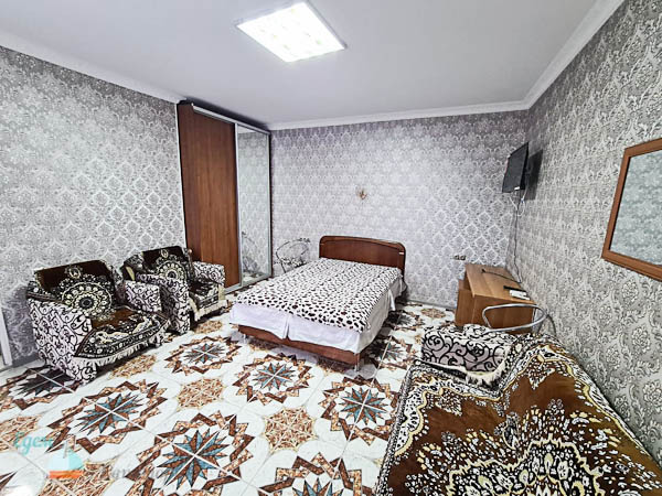 ФОТО Уютный однокомнатный коттедж в тихой исторической части города Малый Иерусалим. Он расположен на территории гостевого дома.
