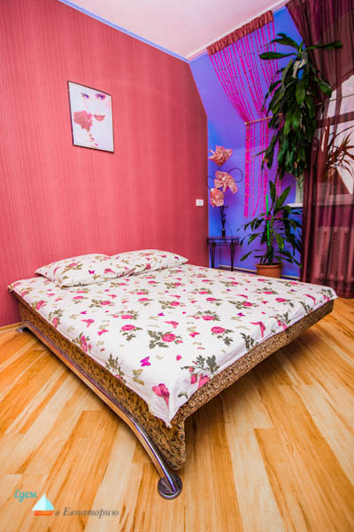 Дом 2: В первой комнате двуспальная кровать