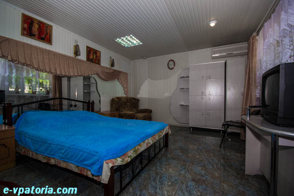 	   В первой комнате находится большая широкая двуспальная кровать