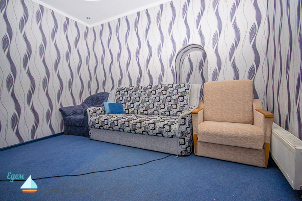 Дом 1: двуспальный диван и кресло-кровать