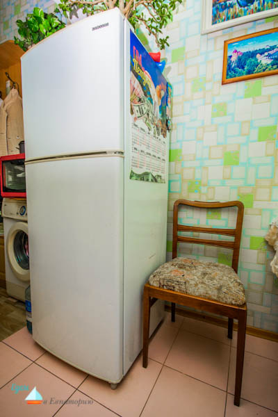 Есть большой холодильник и стиральная машина