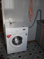 		На кухне стоит стиральная машина LG