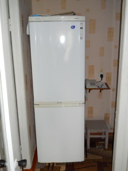 	   Большой двухкамерный холодильник