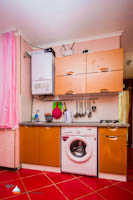 
На кухне есть посуда, электрочайник и стиральная машина