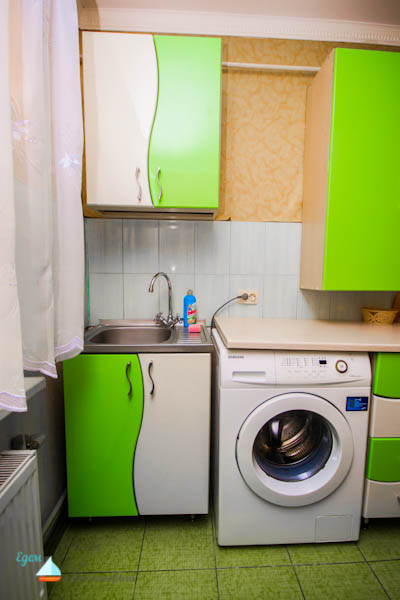 На кухне стоит стиральная машина
